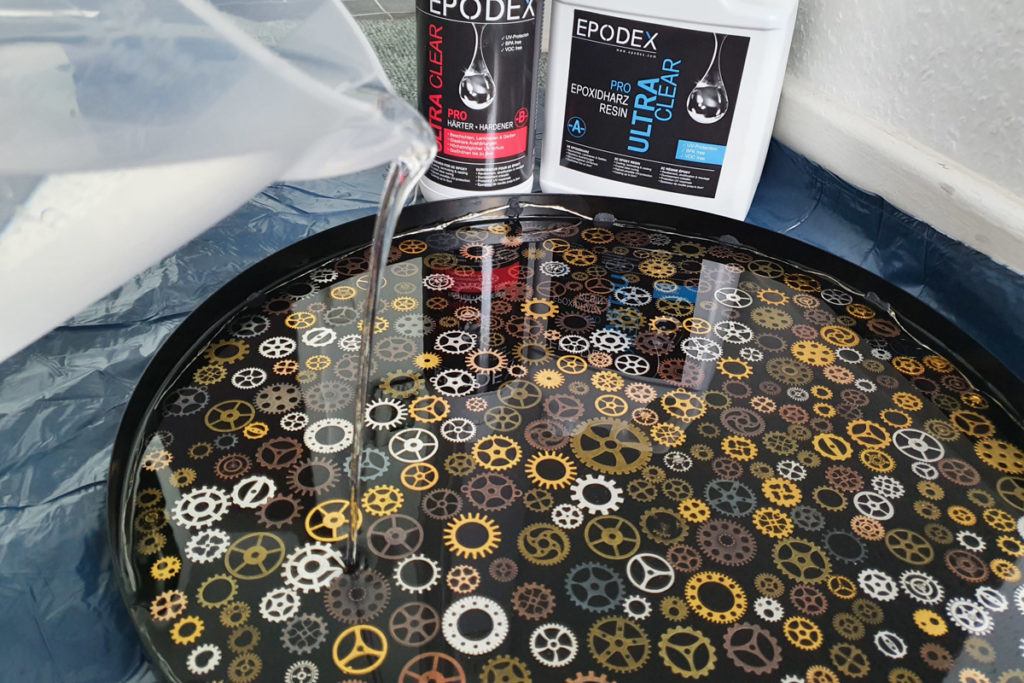 epoxidharz tisch mit zahnraedern epoxy